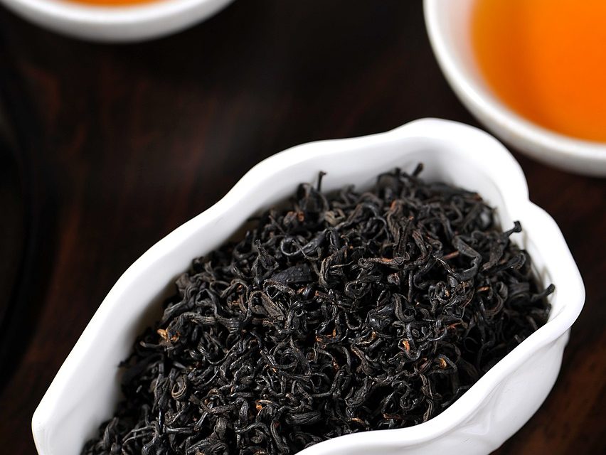 紅茶品質 可以從外觀、氣味、口感和品嚐感等多方面判斷。外觀應該結實整齊、茶葉顏色均勻且無蟲咬痕跡；氣味應該清新、濃郁，並帶有茶香味；口感應柔和、順滑，且有濃郁的茶香味；品嚐感應清新、濃郁，且有茶香味。紅茶的品質還受到來源、品種、加工方法和儲存方法的影響。