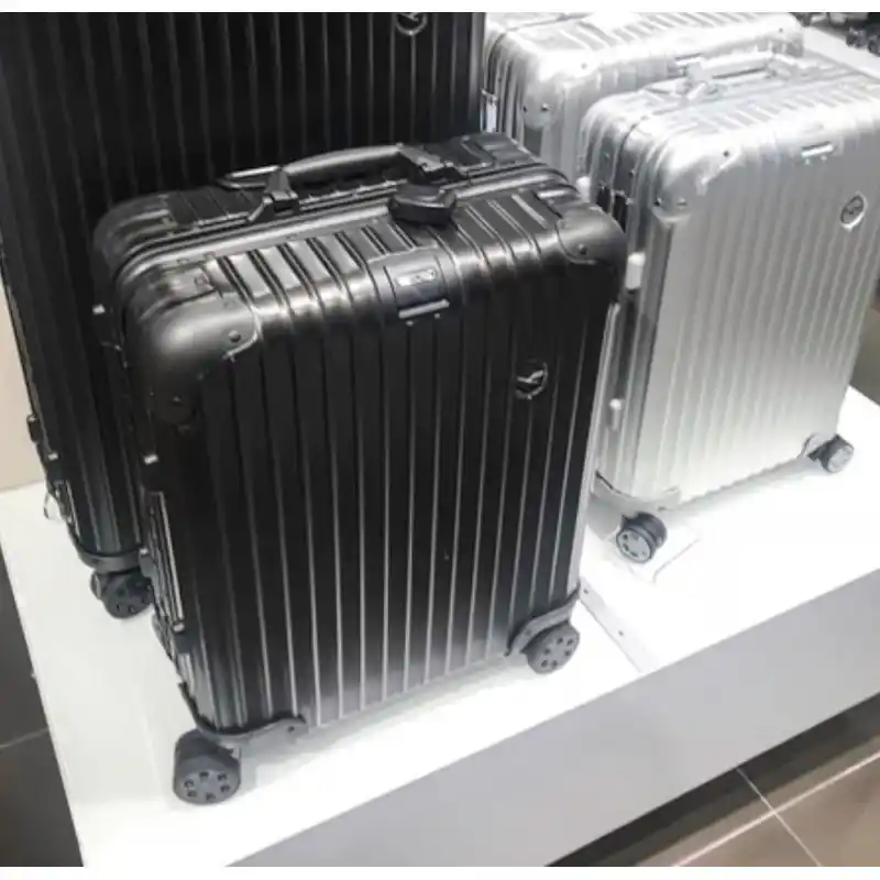 2. RIMOWA